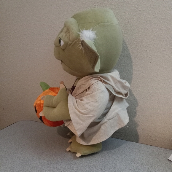 Star Wars Yoda With Pumpkin  Halloween Decoration/Plush 19"Tall,18" Ear to Ear. - Picture 6 of 13